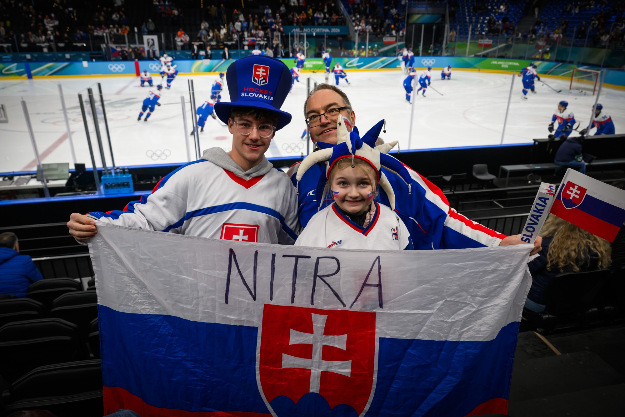 Diváci pózujú pred zápasom o 3. miesto Slovensko - Fínsko. 