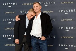 Bond przytula, Bellucci uwodzi, a "Spectre" zbiera ŚWIETNE RECENZJE [ZDJĘCIA]