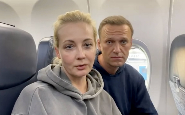 Aleksiej Nawalny wraz z żoną przed wylotem do Rosji, 17.01.2021 r.