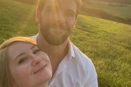 Moja supruga se ubila, a onda sam posle sahrane UZEO NJEN TELEFON I ISTINA JE BILA JEZIVA! Žena koju sam obožavao radila je UŽASNE STVARI