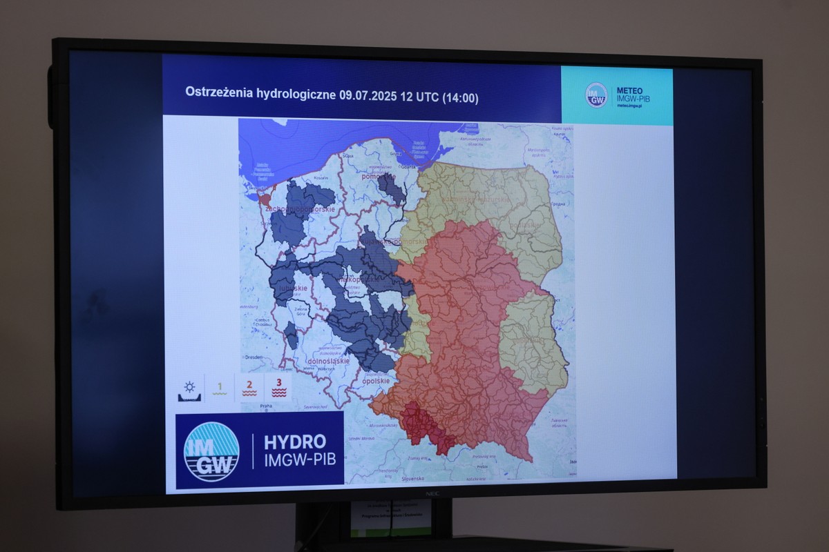 Warszawa, 09.07.2025. Konferencja prasowa IMGW-PIB oraz Wód Polskich w siedzibie Instytutu Meteorologiii Gospodarki Wodnej - Państwowego Instytutu Badawczego, 9 bm. Konferencja dot. sytuacji hydrologicznej i meteorologicznej w Polsce w najbliższych dniach. (ad) PAP/Albert Zawada