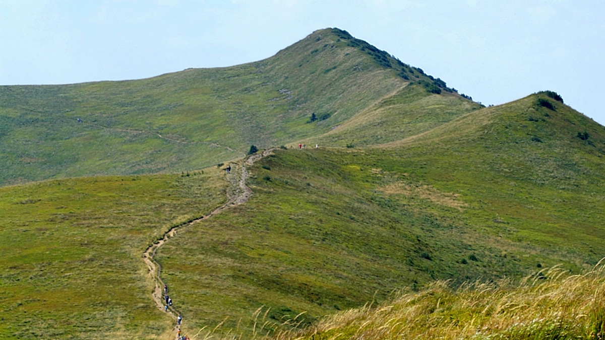 Bieszczady - ta nazwa nie dawała mi spokoju już od najmłodszych lat. O tych tajemniczych, dzikich i pustych górach słyszałem na pierwszych lekcjach geografii, były też one częstym tematem wieczornych opowieści słuchanych w schroniskach podczas najwcześniejszych wycieczek w Beskid Mały, Śląski i Żywiecki.