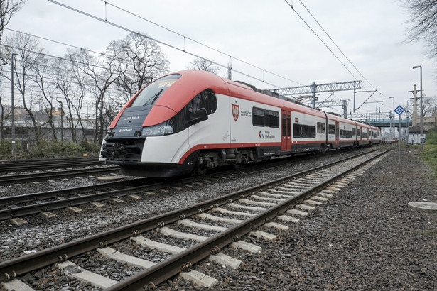 Na torach leżał kamień. Odprysk wybił szybę pociągu