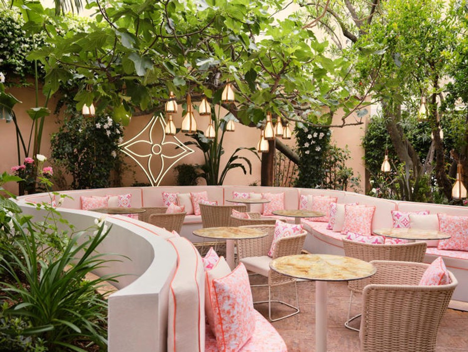 Nove boje enterijera luksuznog Louis Vuitton restorana u Sen Tropeu