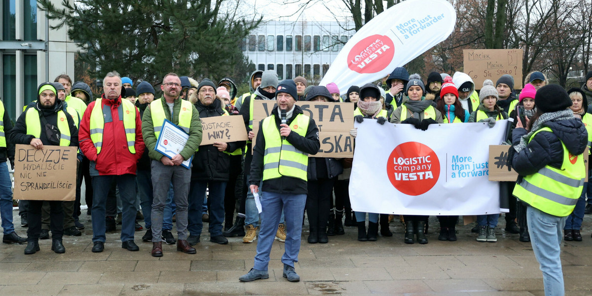 Protest pracowników Vesta Polska przed Sejmem. 11 grudnia 2023 r.