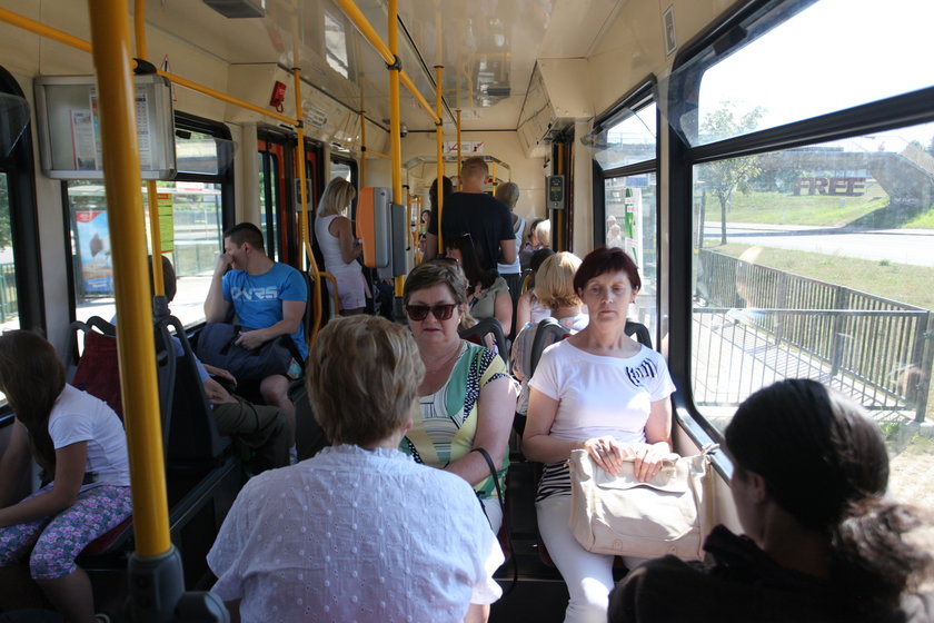 pasażerowie w gdańskim tramwaju