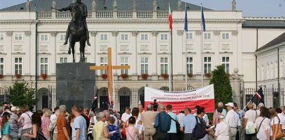 Akcja przeciwników krzyża przed Pałacem