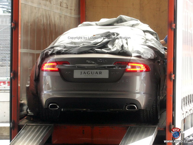 Zdjęcia szpiegowskie: Tył seryjnego Jaguara XF odkryty