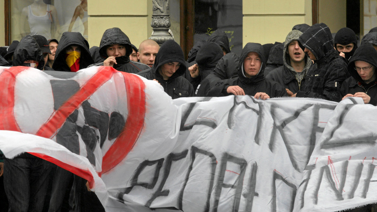 O kierowanie gróźb karalnych pod adresem uczestników Marszu Milczenia przeciwko homofobii oskarżyła dzisiaj osiem osób Prokuratura Rejonowa Kielce-Wschód. Wśród oskarżonych jest radny powiatu kieleckiego z Prawa i Sprawiedliwości.