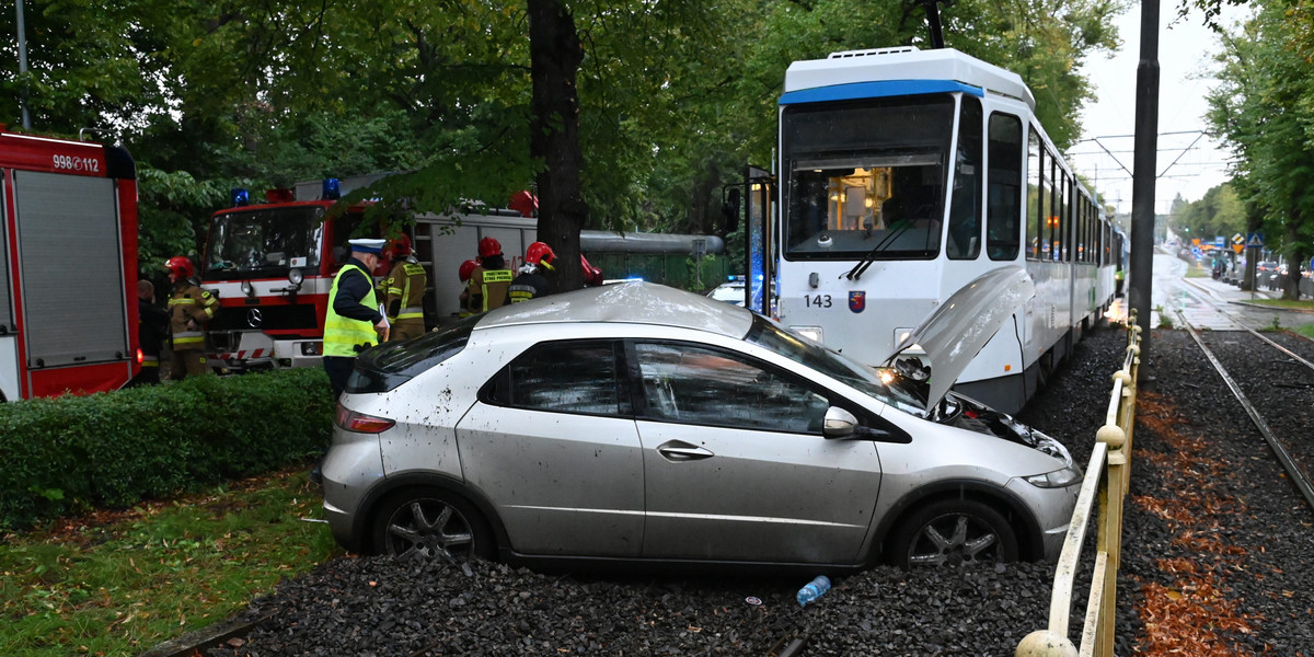 W Szczecinie zderzył się tramwaj z samochodem osobowym.