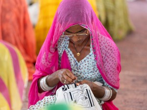 Indiában ruhát gyártatni úgy is lehet, hogy segítesz az ott élőknek