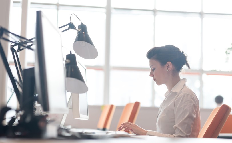 SIEDZISZ MUREM PRZY BIURKU