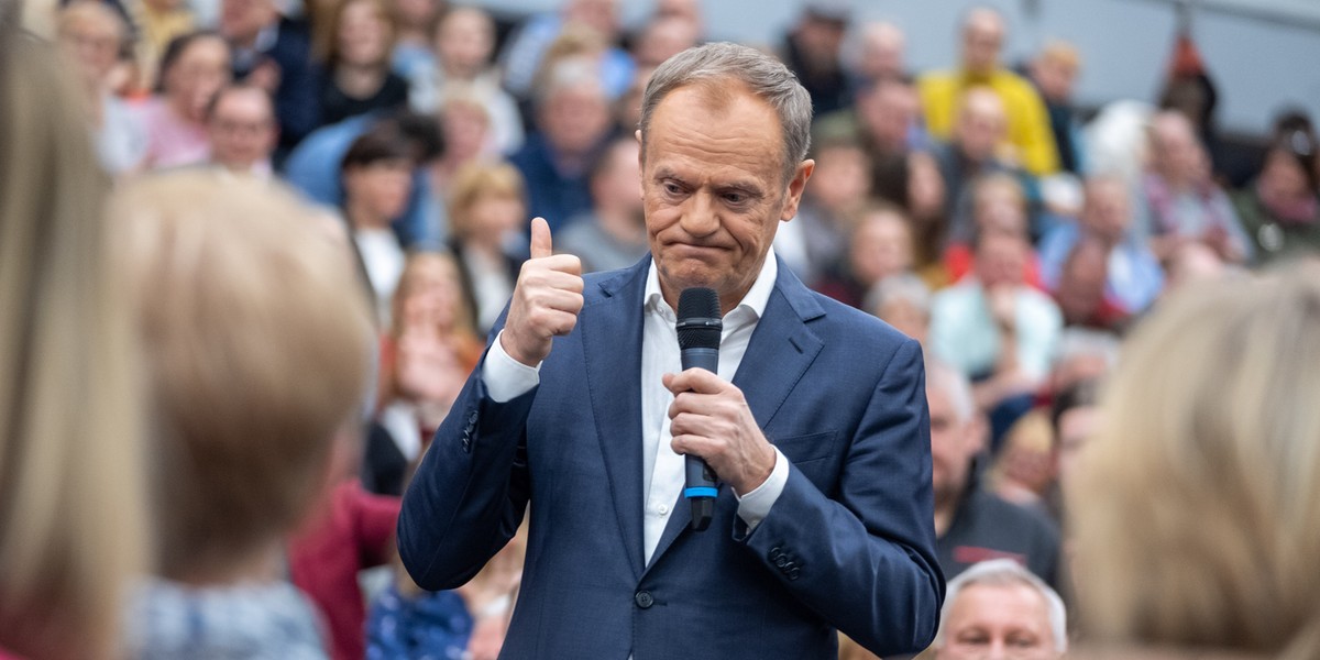 Donald Tusk od roku pobiera europejską emeryturę. Jego świadczenie w przeliczeniu na złotówki przekracza 21 tys. zł brutto. 