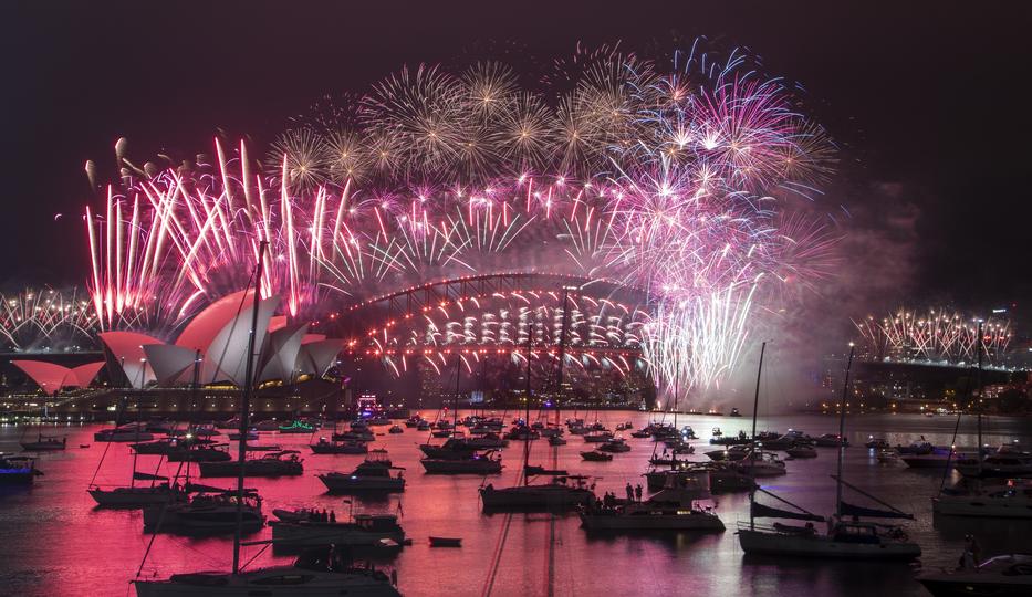 Ausztráliában szabad volt az ünnep, a Sydney-i Operaház fényárba öltözött a tűzijátékoknak köszönhetően/ Fotó: MTI AP Mark Baker