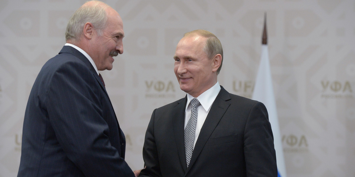 Prezydent Białorusi Aleksander Łukaszenko (od lewej) i prezydent Rosji Władimir Putin. 