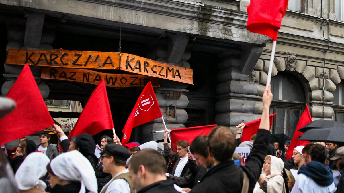 Łodzianie przemaszerowali z placu przed Domem Handlowym "Magda", na róg Rewolucji i Wschodniej, gdzie podczas tzw. powstania łódzkiego miały miejsce najbardziej krwawe starcia robotników z carskim wojskiem.