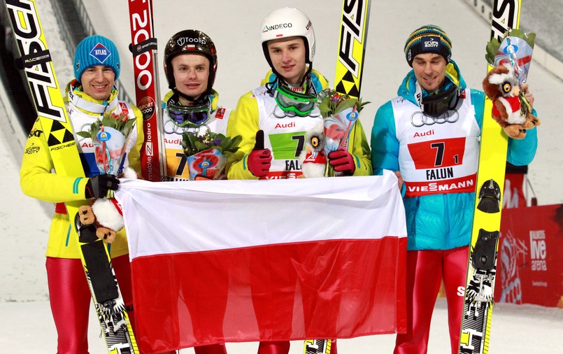 Brąz dla Polaków. Polska drużyna, w składzie (od lewej): Kamil Stoch, Jan Ziobro, Klemens Murańka i Piotr Żyła, zdobyła brązowy medal mistrzostw świata w szwedzkim Falun, 28 bm. Polacy zajęli 3. miejsce w konkursie drużynowym na skoczni HS-134.