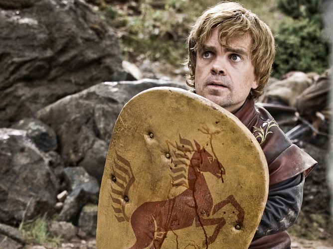 Tyrion Lannister z 'Gry o tron'. Kiedy otaczający go świat stoi na granicy zagłady on zamiast przejmować się trudnymi czasami woli spędzać czas w objęciach prostytutek. Jego błyskotliwość i poczucie humoru sprawiły jednak, że jest jedną z bardziej lubianych postaci tej produkcji