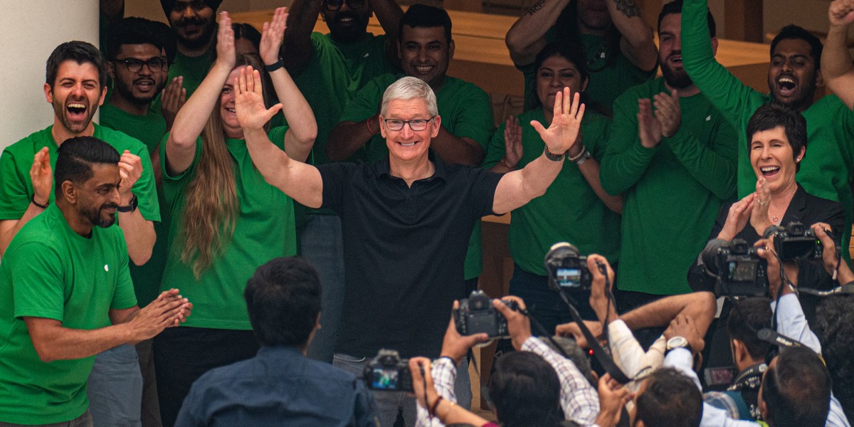 Szef Apple Tim Cook podczas otwarcie nowego sklepu firmy w New Delhi w Indiach.