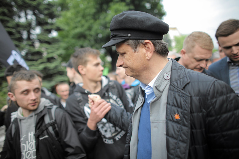 Janusz Palikot też uczestniczył w marszu. - Przyjdzie taki dzień, że będziemy mogli w tym miejscu legalnie zapalić jointa, a policjanci będą nam podawać ogień. Ten dzień jest bliżej niż kiedykolwiek - powiedział.