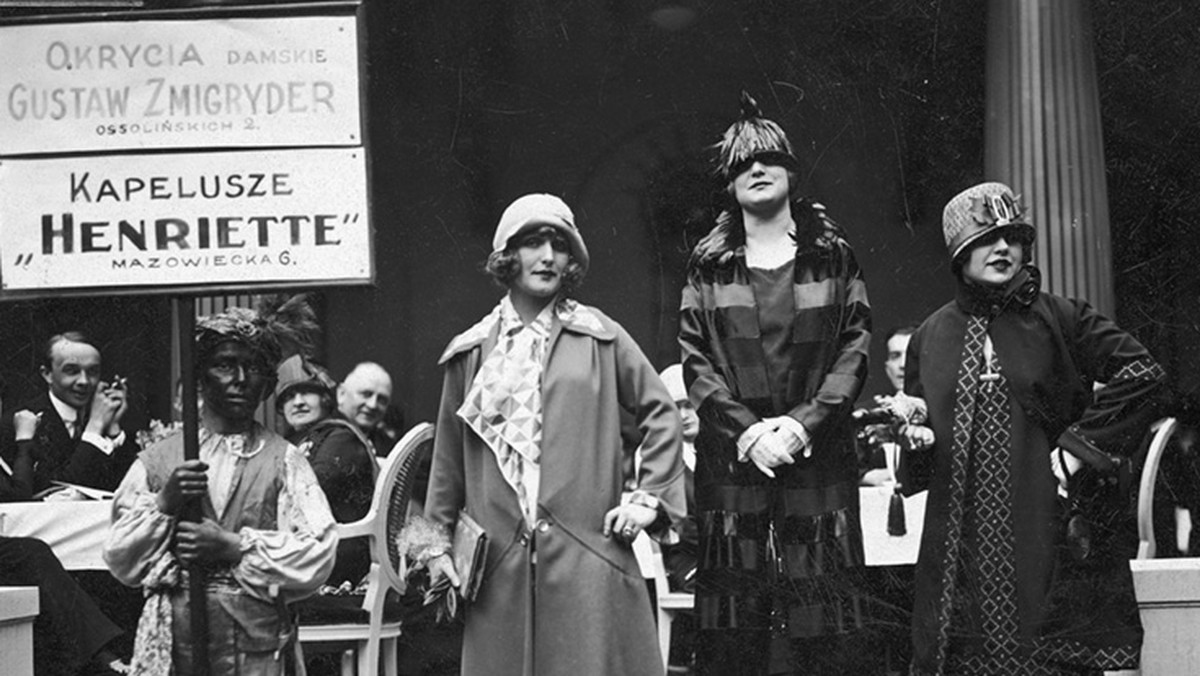 Aktorki Kazimiera Skalska, Janina Macherska i Zula Pogorzelska jako modelki podczas pokazu mody. Warszawa, 1925 r.