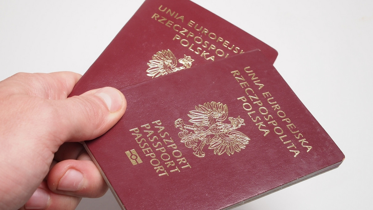 Czy kiedykolwiek zastanawialiście się nad tym, dlaczego paszporty mają akurat takie odcienie kolorów? W Polsce mamy do czynienia z odmianą czerwonej okładki, jednak za granicą spotkamy je jeszcze w zielonej, niebieskiej i czarnej odsłonie. Co o tym decyduje?