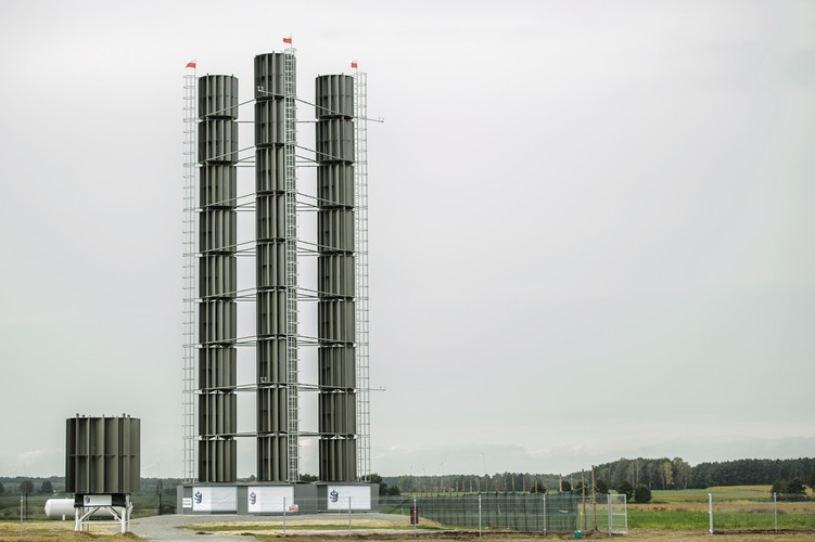 Konstrukcję pionowej elektrowni wiatrowej tworzy 30 metrowa wieża składająca się z trzech kolumn z turbinami wiatrowymi o łącznej mocy 0,5 MW. <br><br> fot. (wp/mr) PAP/Wojciech Pacewicz