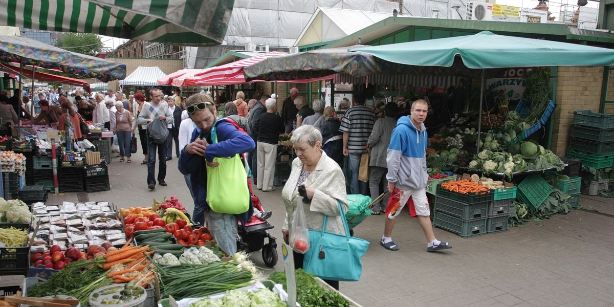 Bazar pod halą Mirowską w Warszawie.