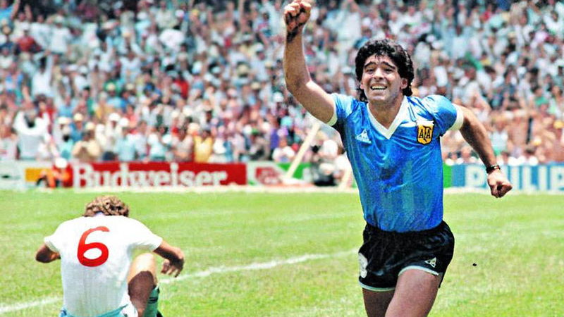 Mistrzostwa świata 1986 r. Maradona celebrujący gola w meczu Argentyna-Anglia.