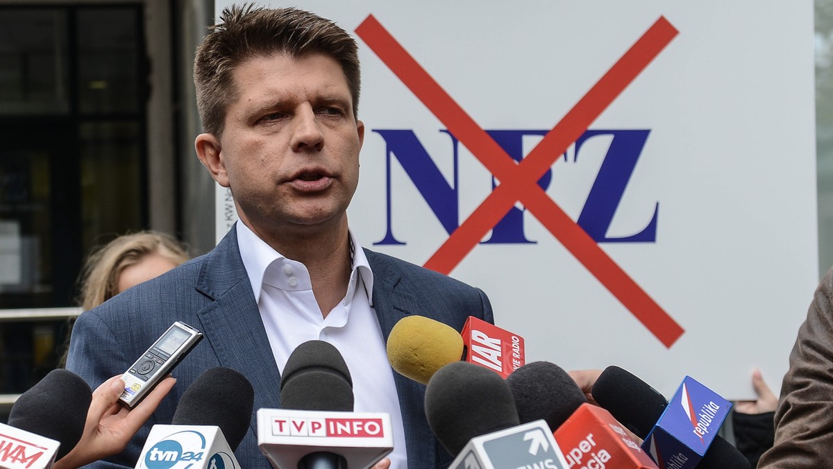 Leszek Miller nie zrealizował postanowienia sądu - poinformował przewodniczący Nowoczesnej Ryszard Petru. Przypomnijmy, że sąd nakazał szefowi SLD przeprosić Petru za nazwanie go "człowiekiem wynajętym przez banki". Petru dodał, że wyrok będzie zrealizowany w trybie egzekucyjnym, zaś zachowanie samego Millera skrytykował. - Co to za parlamentarzysta, czy to jest człowiek, który tworzy polskie prawo i chce tworzyć polskie prawo, a potem go nie przestrzega? - pytał retorycznie lider Nowoczesnej.