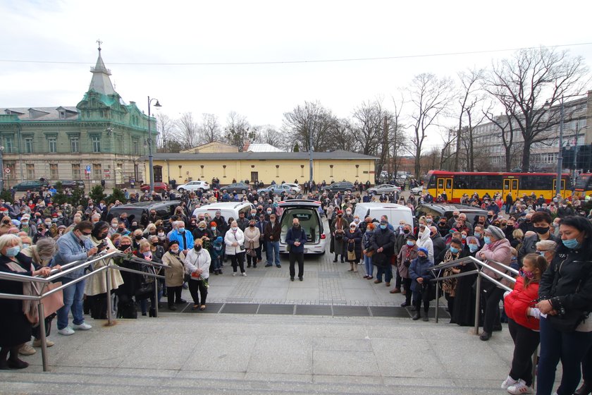 Fani Krawczyka przed łódzką katedrą