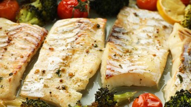 pyszny obiad na piątek. podajemy przepis, ty gotujesz. ryba z pieca z warzywami