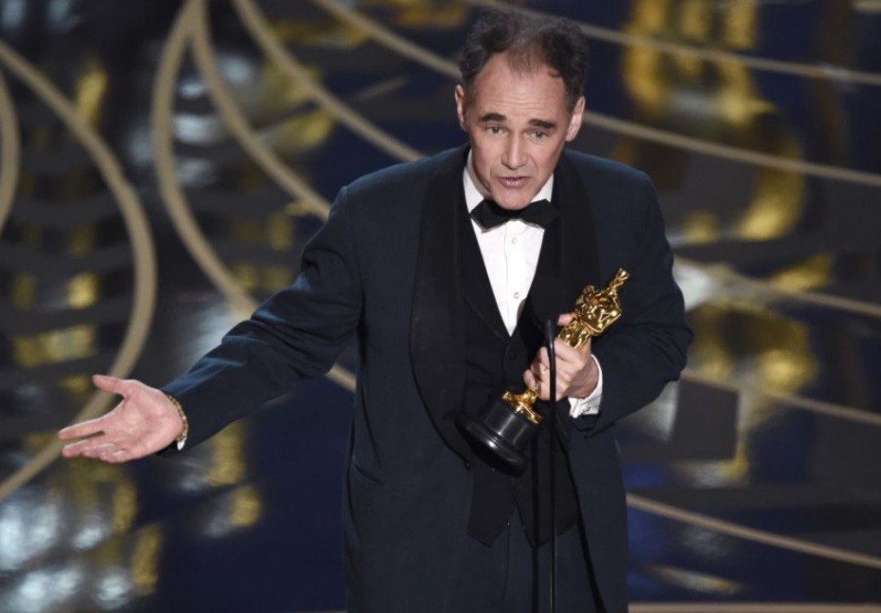 Britský herec Mark Rylance pózuje so soškou Oscara, ktorého získal v kategórii najlepší herec vo vedľajšej úlohe vo filme Most špiónov.