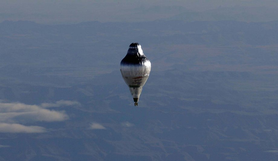 Steve Fossett w 2002 roku samotnie okrążył kulę ziemską balonem. Na koncie miał też m.in. samotny lot samolotem dookoła Ziemi w czasie 67 godzin. Zginął w 2007 roku podczas katastrofy swojej prywatnej awionetki