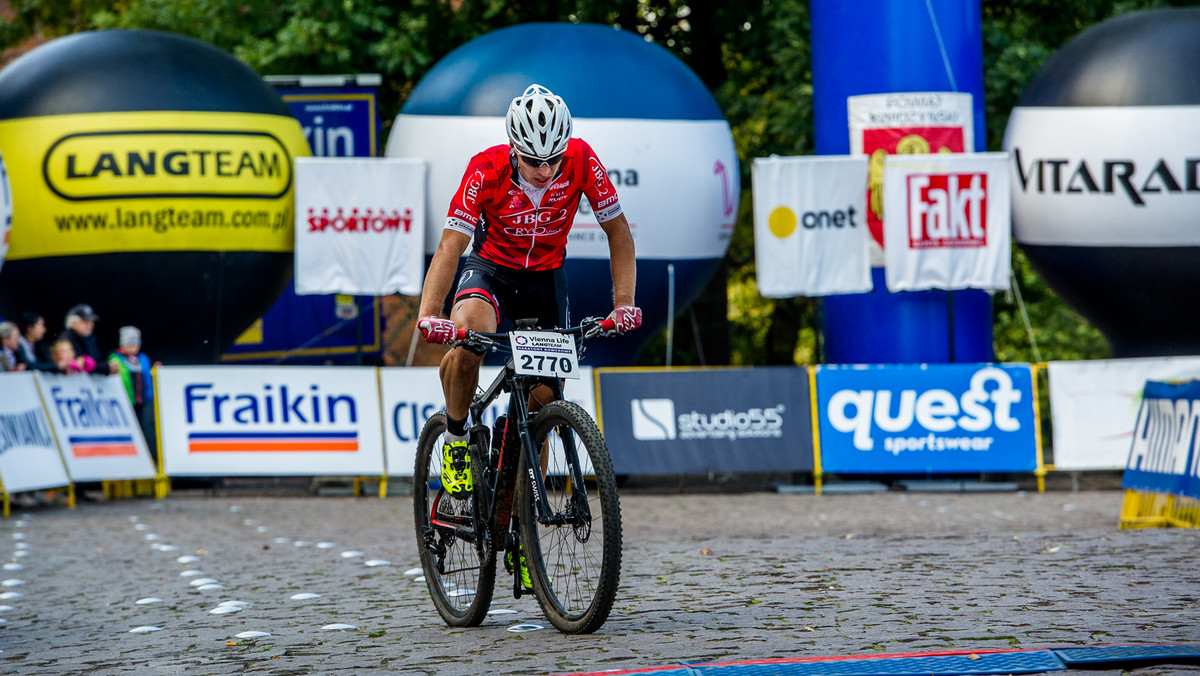 - Jest pięknie, aż żal, że sezon się kończy - mówili uczestnicy wyścigu Vienna Life Lang Team Maraton MTB, który w sobotę odbył się w Kwidzynie. Słońce, temperatura 17-18 stopni, lekki wiatr - w takich warunkach rywalizacja w ostatnim sezonie maratonie Czesława Langa była czystą przyjemnością. Na najdłuższym dystansie grand fondo (87 km) zwyciężyli Mariusz Kozak (JBG-2) i Anna Sadowska (Volkswagen Samochody Użytkowe MTB Team).