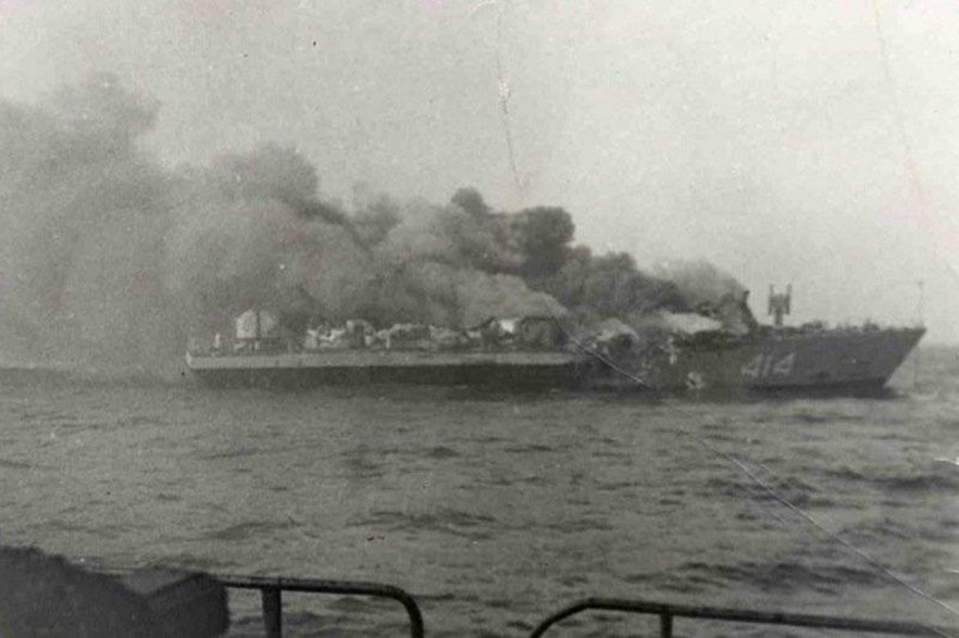 Wypalony kadłub korwety "Musson". Na dziobie, nad numerem burtowym okrętu, widoczne są puste prowadnice wyrzutni przeciwlotniczej Osa-M