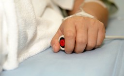 Jak wypłacić świadczenia chorobowe przysługujące na przełomie roku