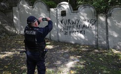 Antysemityzm w Krakowie. Swastyka i wulgarny napis na murze dawnego getta żydowskiego