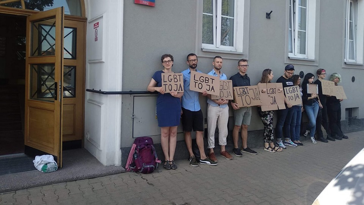 Protestujący pod siedzibą "Gazety Polskiej": to ja jestem LGBT