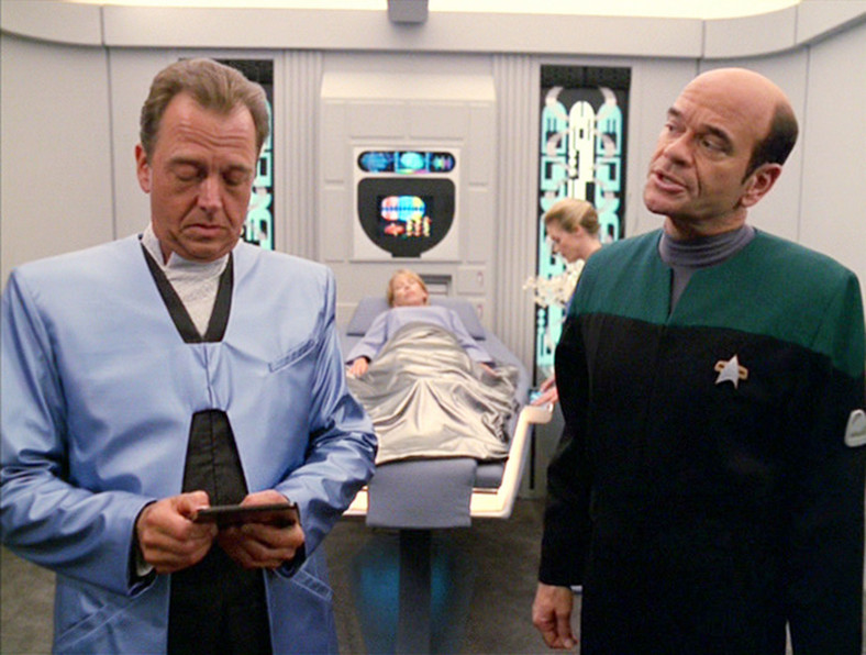 Od lewej: Gregory Itzin i Robert Picardo w "Star Trek: Voyager"