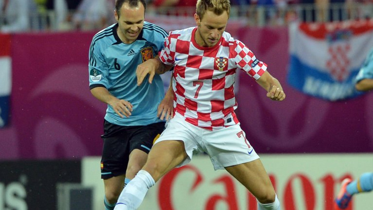 Mistrzowie świata i Europy - Hiszpanie remisują do przerwy z Chorwatami 0:0 w meczu ostatniej kolejki grupy C Euro 2012. W równolegle toczącym się spotkaniu Włosi wygrywają z Irlandią 1:0. Na ten moment z grupy C awansują Włosi i Hiszpanie.