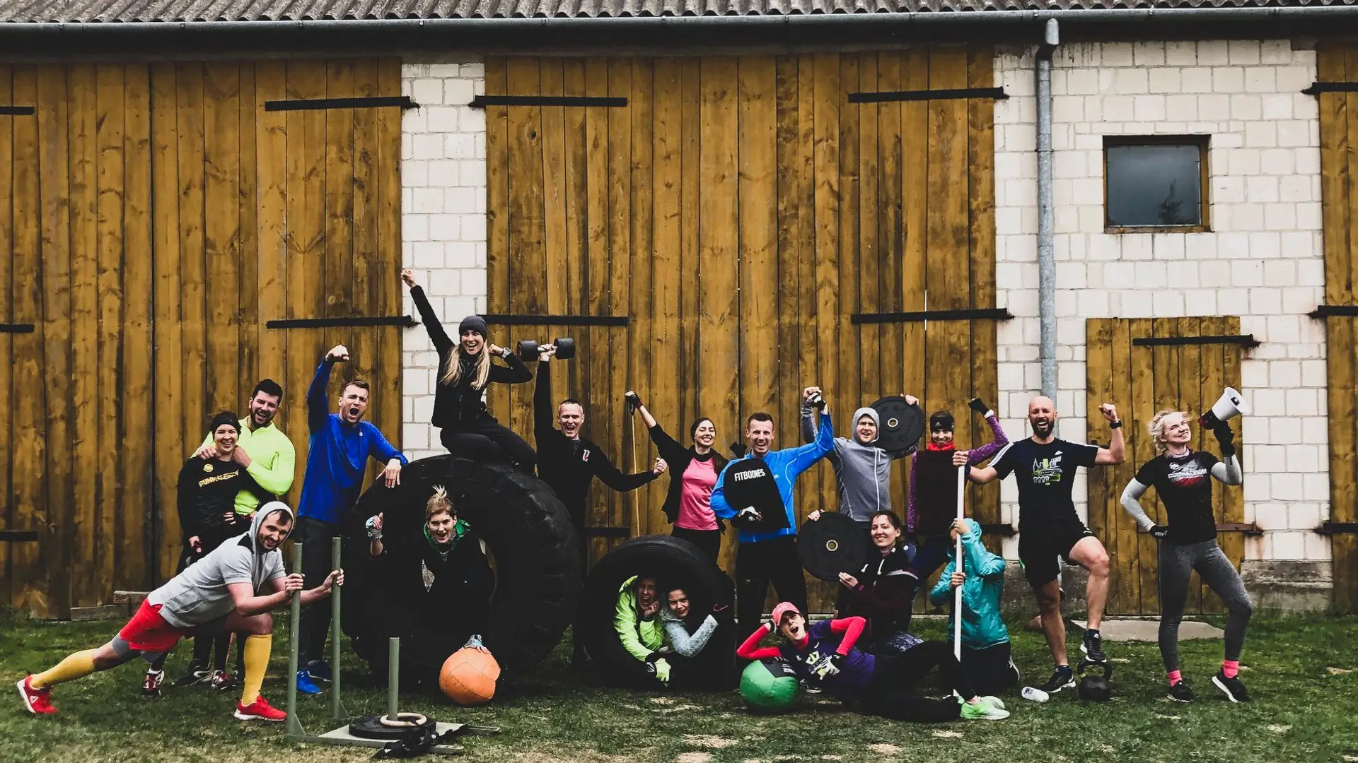 Dwa dni w stodole na odludziu. Przetrwałem 20 km biegu i treningi crossfit paląc paczkę dziennie