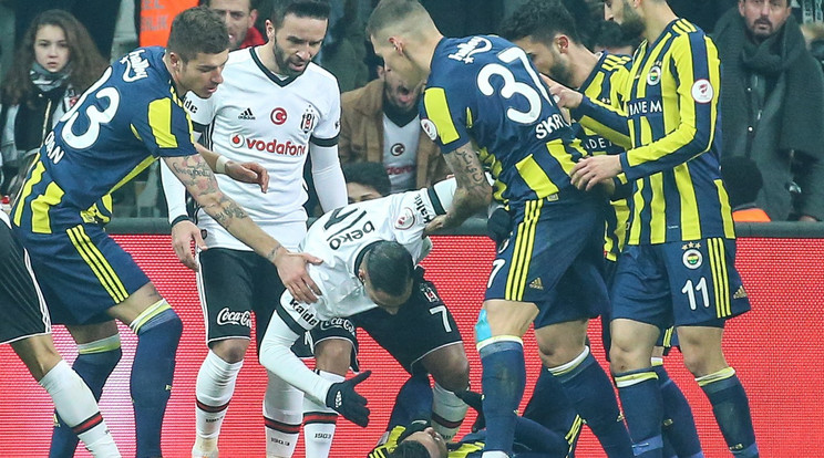 Quaresma (középen) ütésért kapott piros lapot a három kiállítást hozó Besiktas-Fenerbahce kupameccsen /Fo­tó: AFP