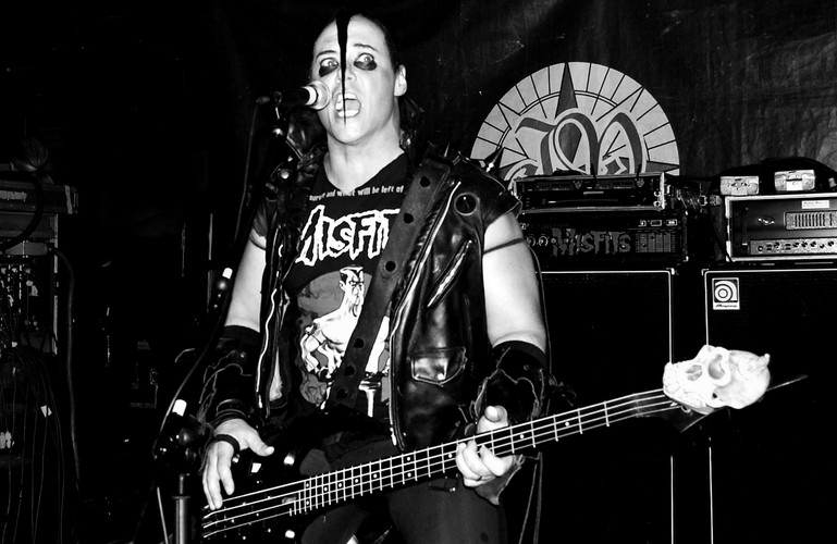 Jarocin Festiwal<br /><br />
19–21.07, JAROCIN<br /><br />
Powstali w 1977 r. w New Jersey
z inicjatywy lidera zespołu Danzig
Glenna Danziga i Jerry’ego Only.
Nazwę wzięli od ostatniego filmu
z udziałem Marilyn Monroe
– „The Misfits” („Skłóceni z życiem”).
Szybko stali się gigantami
horror punka. Dzisiaj występują
jako trio i w Jarocinie zaprezentują
przekrojowy materiał z całego
okresu swojej działalności. Poza
<b>Misfits</b> na pewno warto
też zobaczyć legendę muzyki
hardcore punk, istniejący już ponad
30 lat kalifornijski zespół Suicidal
Tendencies. Tradycyjnie
w Jarocinie nie zabraknie bardzo
silnej reprezentacji polskiego szerokiego
rocka. Zagrają m.in.: Hey,
Maria Peszek, Happysad, Muchy,
Moskwa.<br /><br /> 
www.jarocinfestiwal.pl