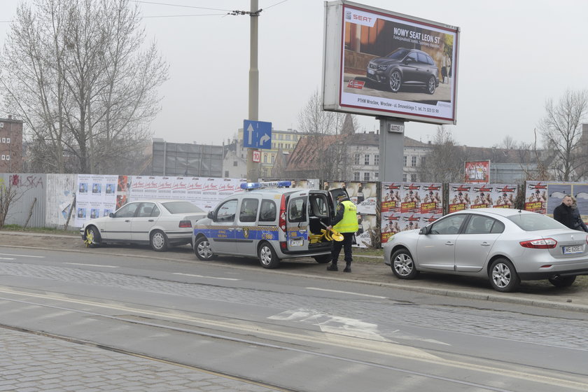 Strażnik miejski przy wozie