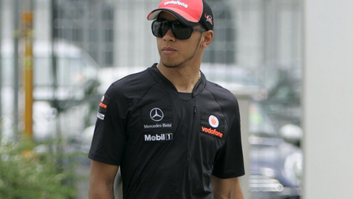 Lewis Hamilton nie będzie miło wspominał weekendu wyścigowego w Monako. Kierowca McLarena został trzykrotnie ukarany (raz w sobotę i dwa razy w niedzielę), a po zawodach pozwolił sobie na żart pod adresem sędziów. Teraz przeprosił za swoje zachowanie.