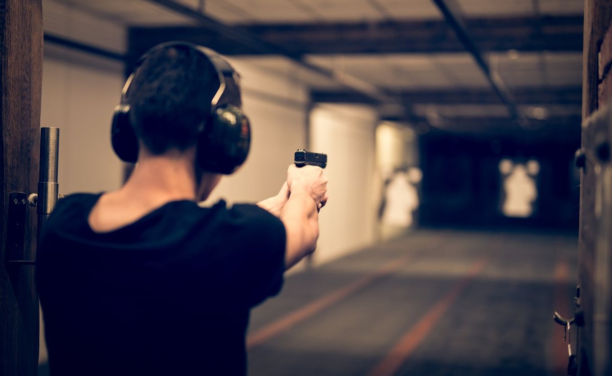 Mężczyzna strzelający do tarczy