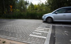 Nowy typ progów w Warszawie. Spowalniają, ale nie urwiesz kół