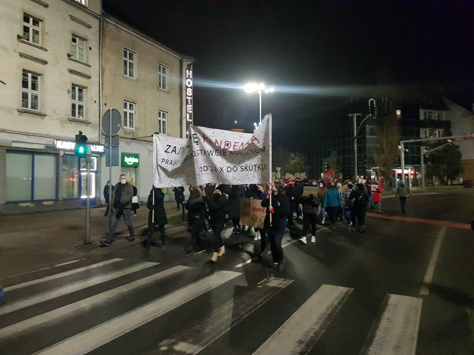 Tłum protestujących idzie na Plac Solidarności w Gdańsku