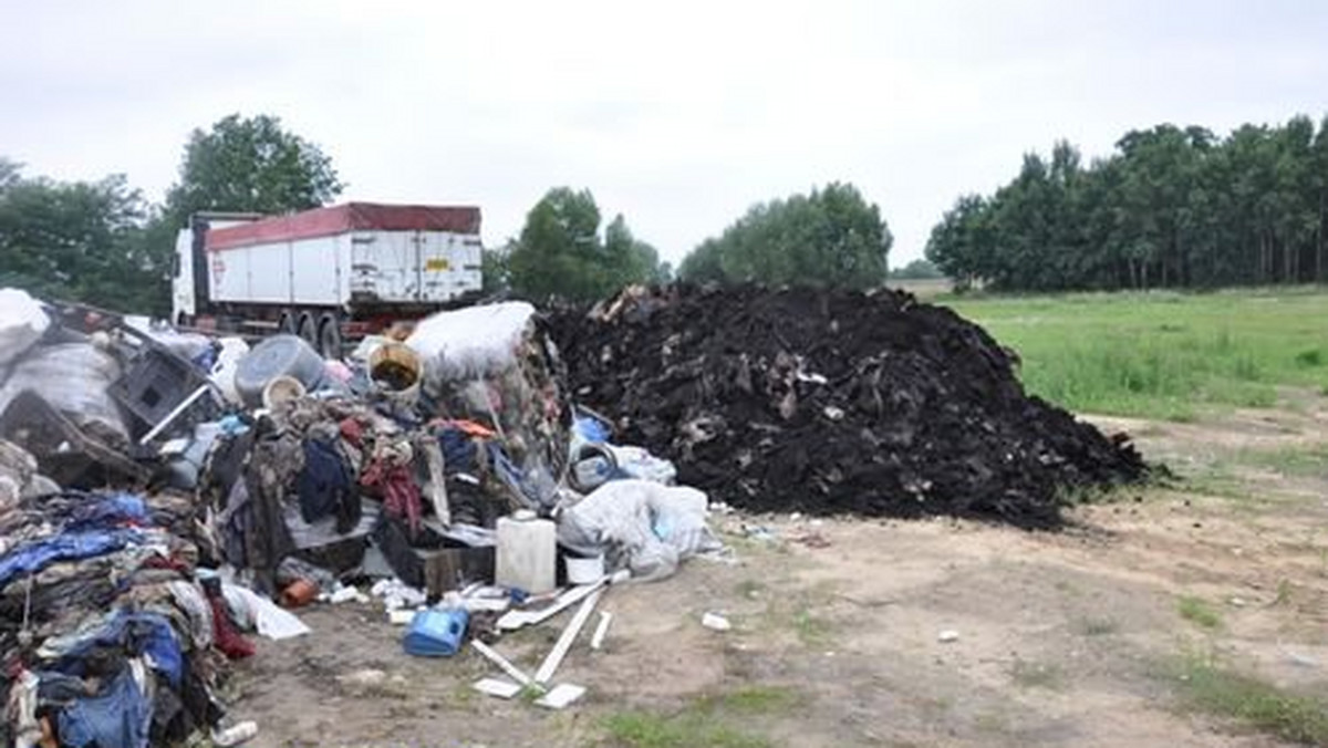 Policjanci w okolicy Dusznik znaleźli nielegalne składowiska odpadów, zawierające ponad 60 ton śmieci.